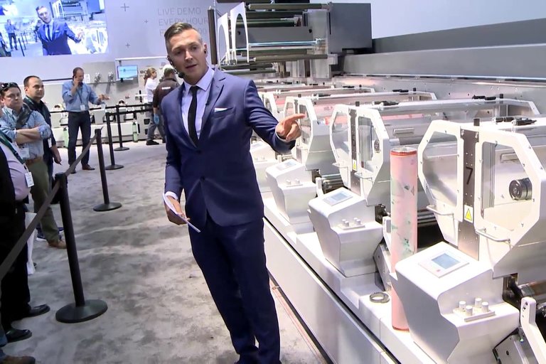 Trade fair presenter: a must have to engage your customers